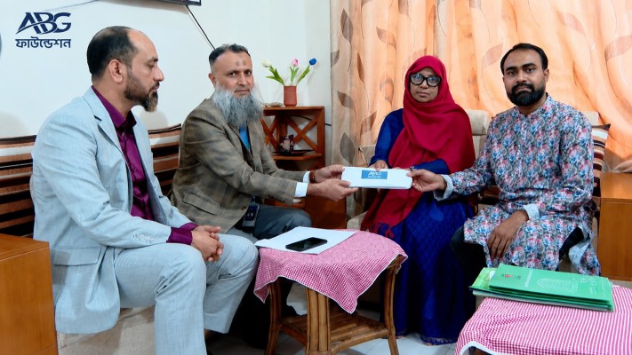 https://daily-bangladeshmirror.com/post/jeebner-lraye-ektukro-asar-alo-sikshika-yasmin-arar-pase-anveer-bsundhra-grup-faundesn
