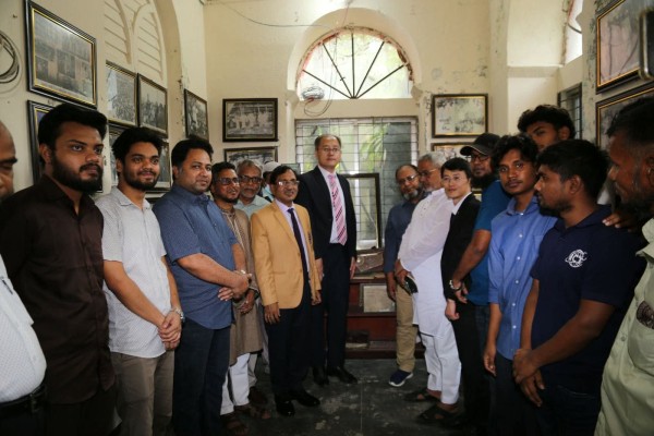 https://daily-bangladeshmirror.com/post/ceena-duutabas-prtinidhir-maoolana-vasaneer-majar-oo-risarc-sentar-pridrsn