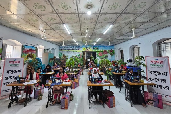 https://daily-bangladeshmirror.com/post/bsundhra-gruper-udzoge-selai-mesin-pelen-snggramee-20-naree