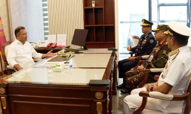 প্রধানমন্ত্রীর সঙ্গে তিন বাহিনী প্রধানের সাক্ষাৎ